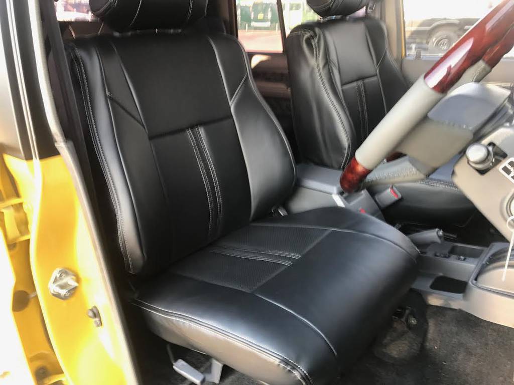 運転席も目立つヘタリ無くキレイに保たれています☆