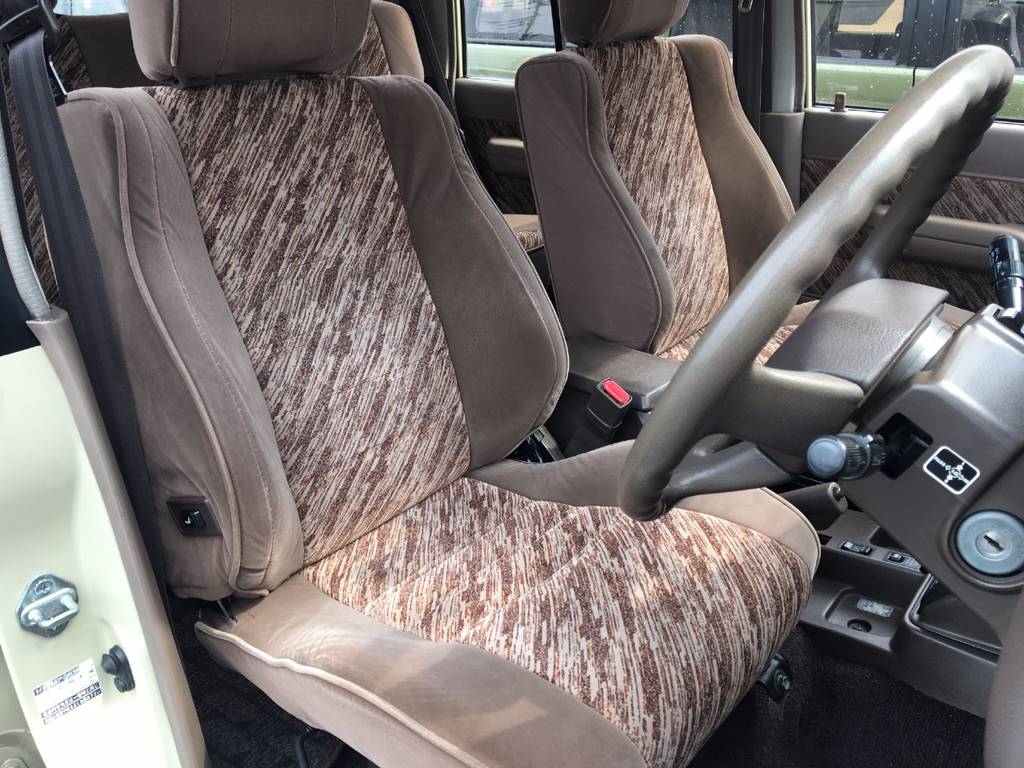 運転席も目立つヘタリ無くキレイに保たれています☆