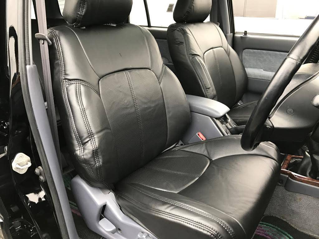 運転席も目立つヘタリ無くキレイに保たれています☆