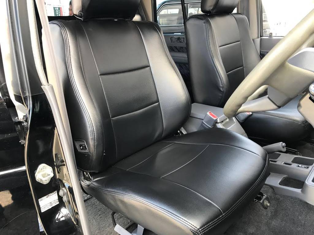 運転席も目立つヘタリ無くキレイに保たれています☆