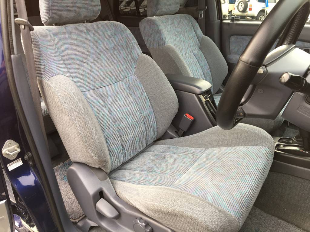 運転席も目立つヘタリ無くキレイに保たれています☆