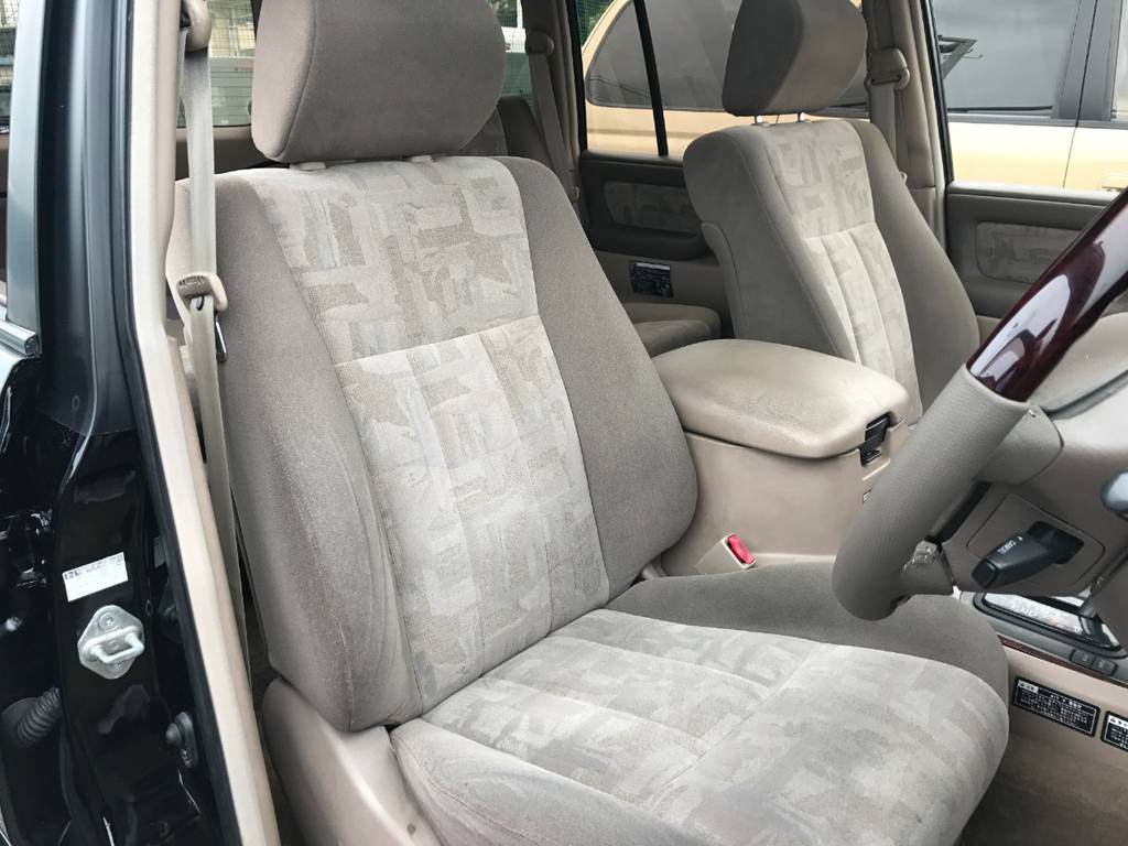 運転席も目立つヘタリ無くキレイに保たれています☆
