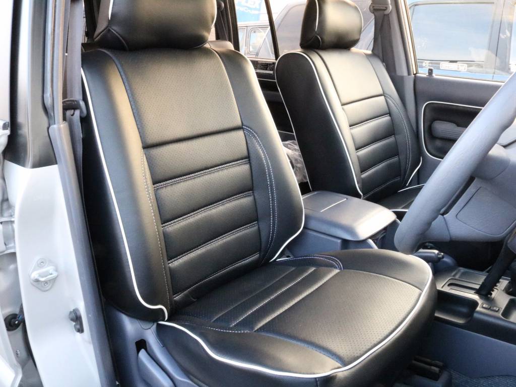 運転席も目立つヘタリ無くキレイに保たれております☆