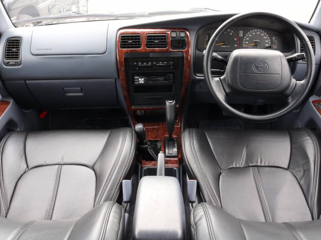 内装クロ基調☆キレイに保たれております。