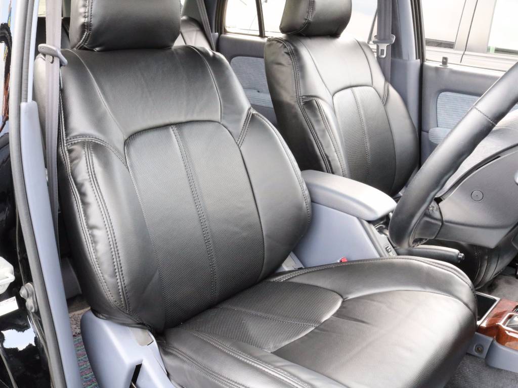 運転席も目立つヘタリ無くキレイに保たれております☆