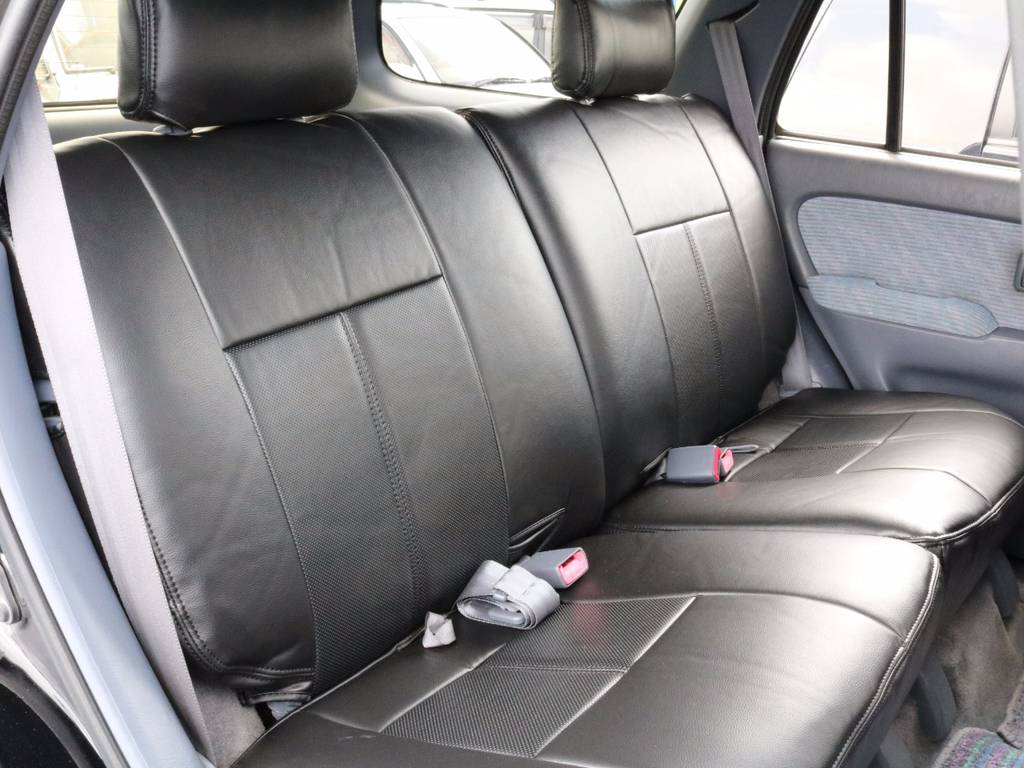 後部座席は大人もくつろげるスペースがございます☆