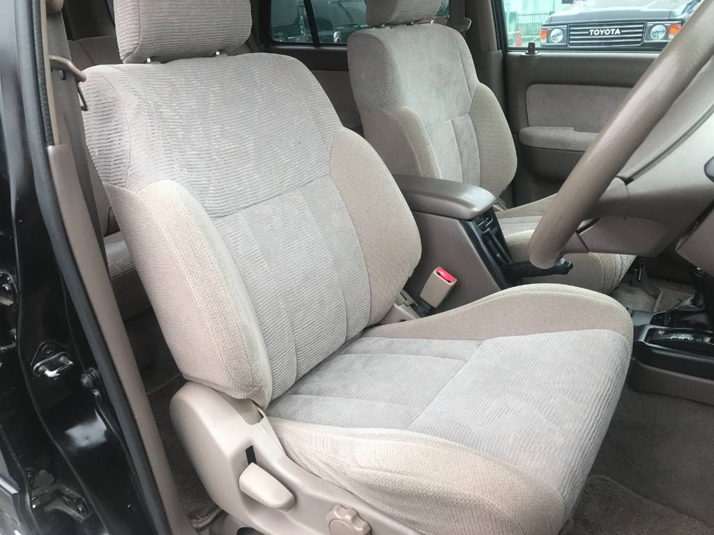 運転席も目立つヘタりなくキレイに保たれております☆