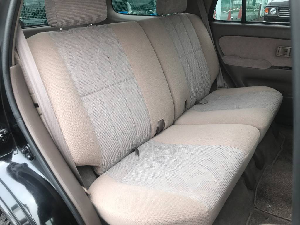 後部座席は大人もくつろげるスペースがございます☆