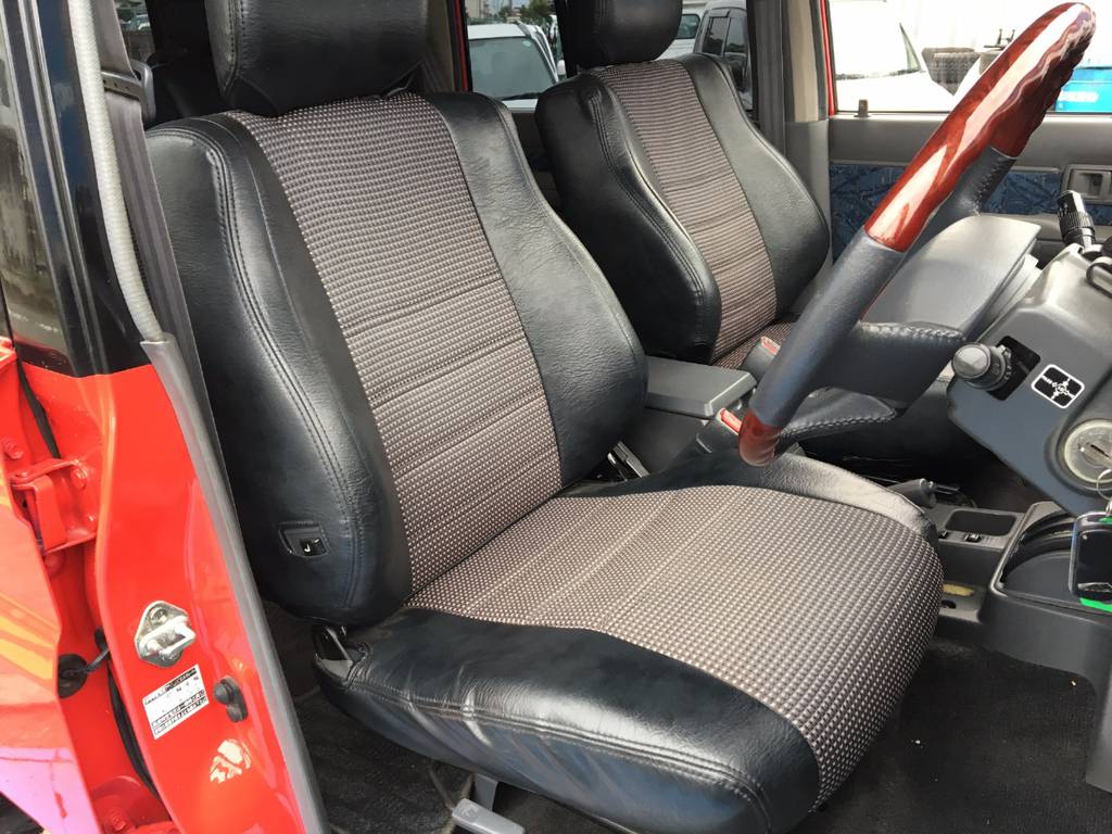 運転席も目立つヘタりなくキレイに保たれております☆