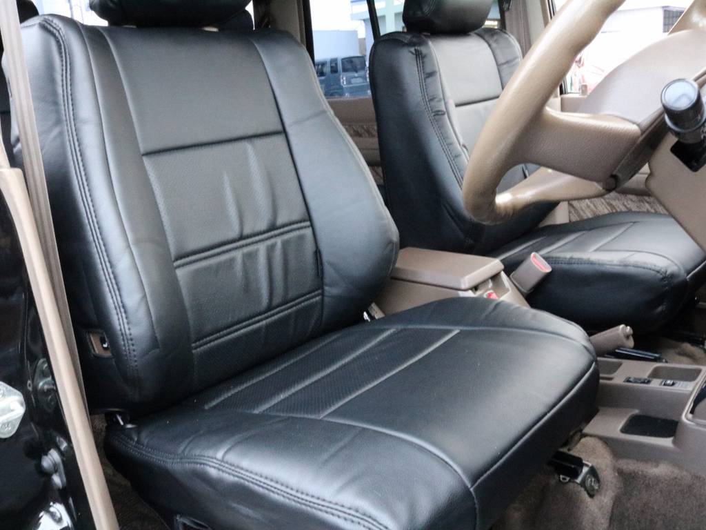 運転席も目立つヘタりなくキレイに保たれております☆