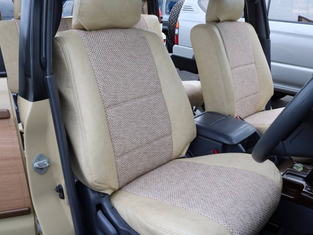 運転席も目立つヘタリ無くキレイに保たれております☆