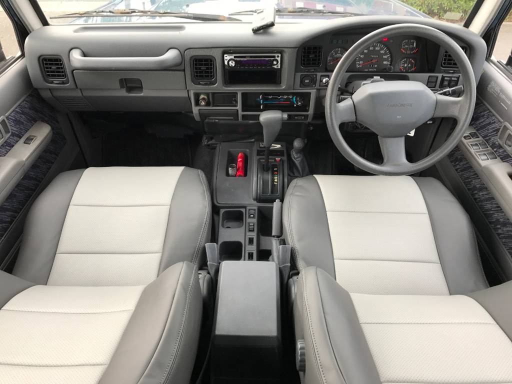内装グレー基調☆新品シートカバー☆キレイに保たれております☆