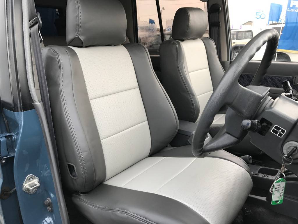 運転席も目立つヘタりなくキレイに保たれております☆