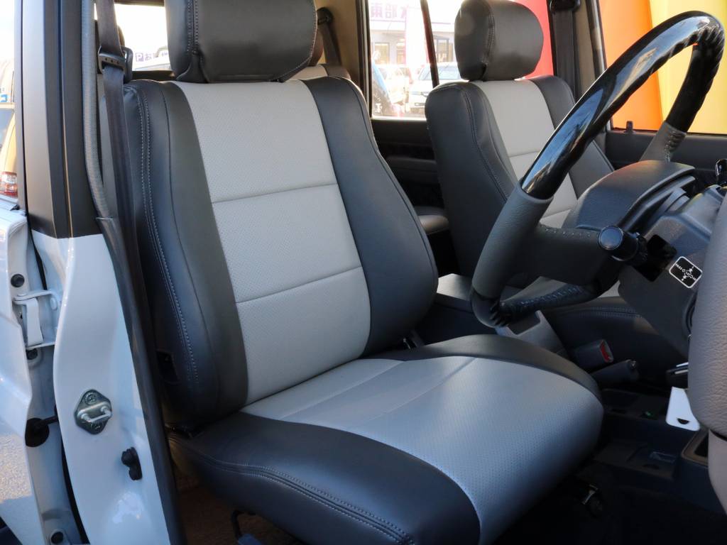 運転席も目立つヘタリ無くキレイに保たれております☆