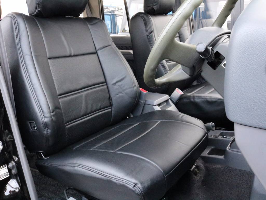 運転席も目立つヘタりなくキレイに保たれております☆