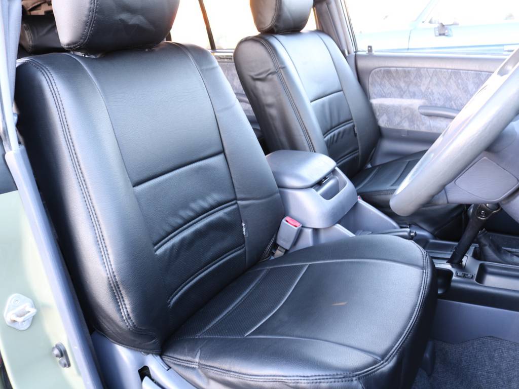 運転席も目立つヘタリ無くキレイに保たれております☆