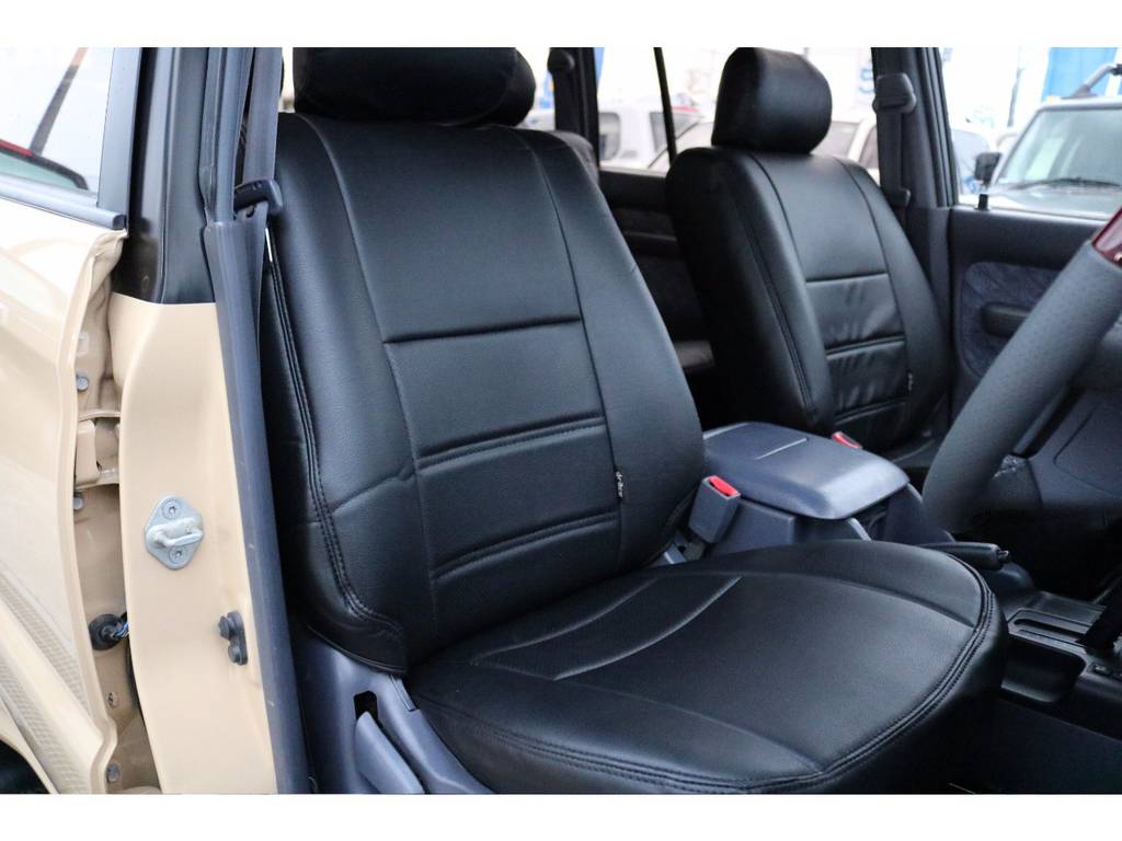 運転席も目立つヘタリ無くキレイに保たれております☆