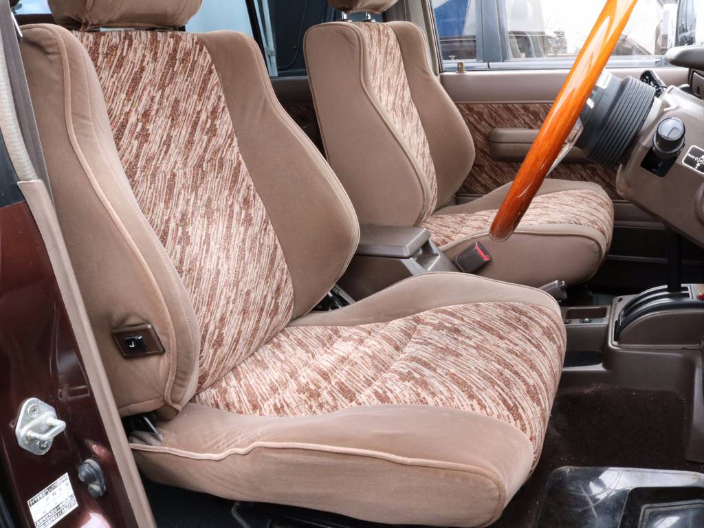 運転席も目立つヘタりなくキレイに保たれております☆