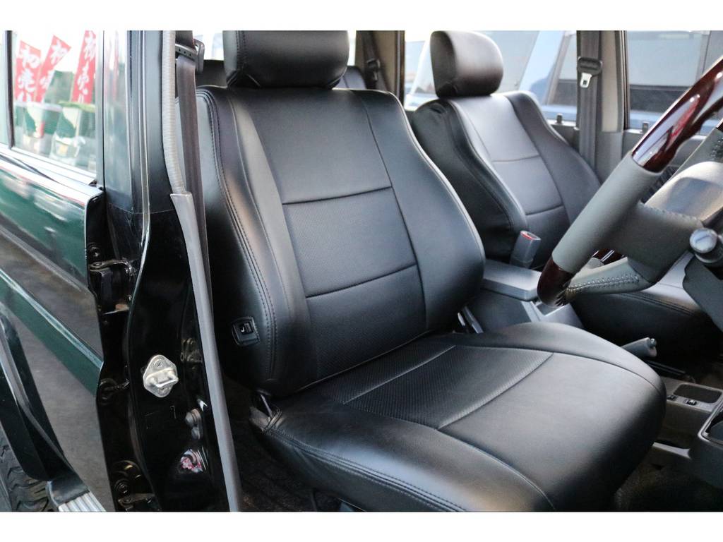 運転席も目立つヘタリ無くキレイに保たれております☆