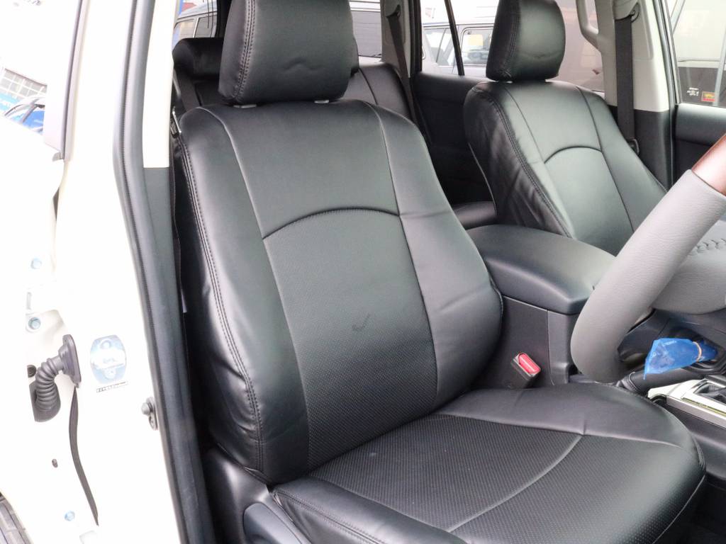 運転席も目立つヘタりなくキレイに保たれております☆