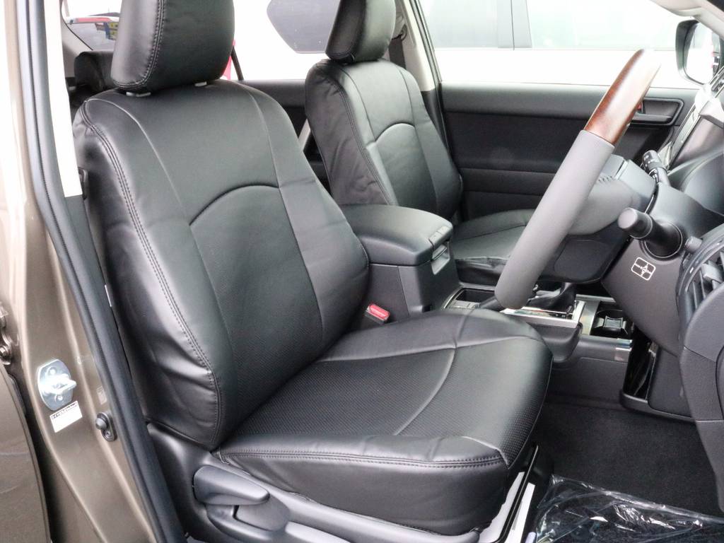 運転席も目立つヘタりなくキレイに保たれております☆