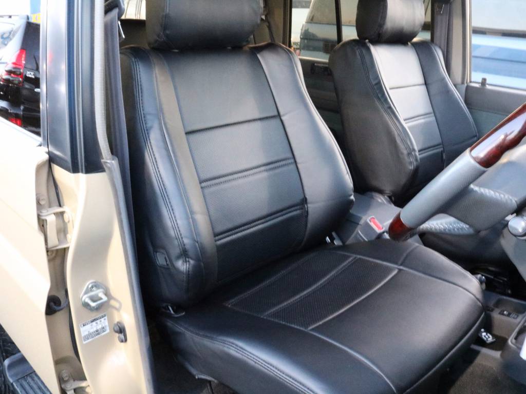 運転席も目立つヘタりなくキレイに保たれております☆