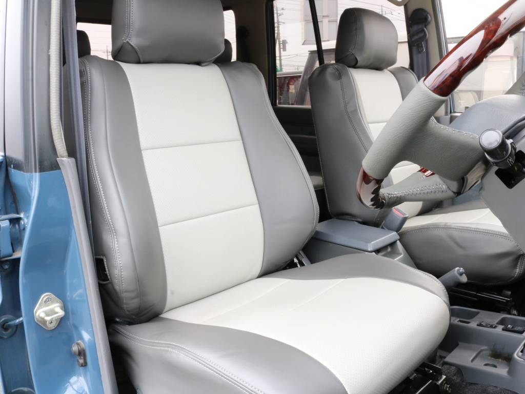 運転席も目立つヘタりなくキレイに保たれております☆