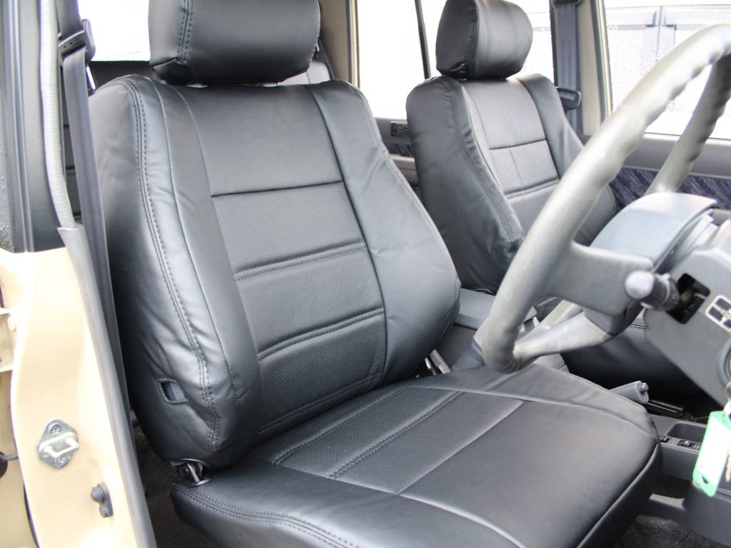 運転席も目立つヘタリ無くキレイに保たれております☆