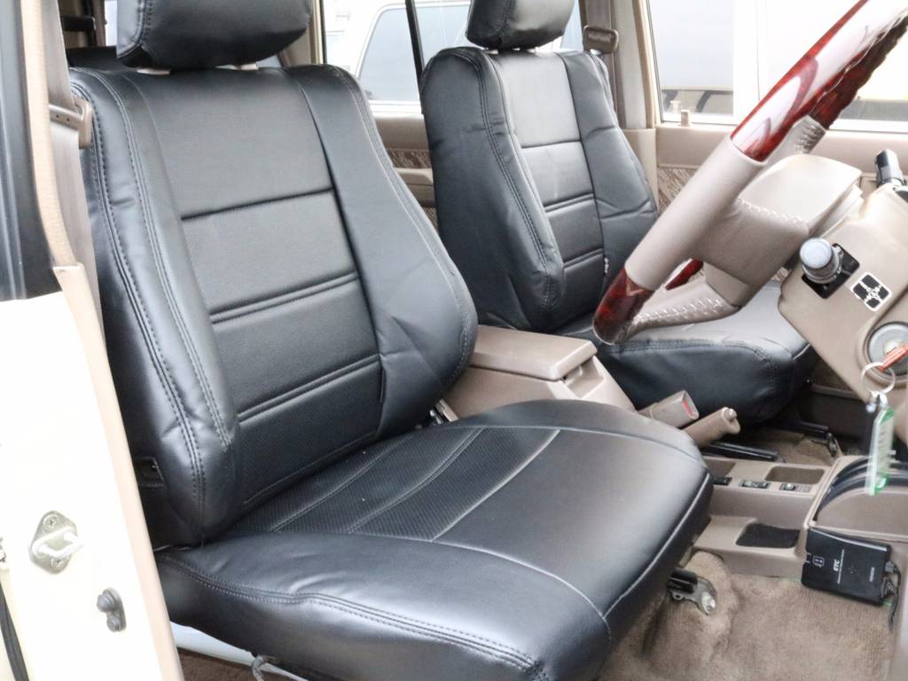 運転席も目立つヘタりなくキレイに保たれております☆新品ブラックシートカバー☆
