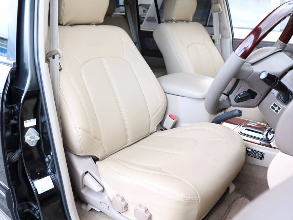 運転席も目立つヘタリ無くキレイに保たれております☆