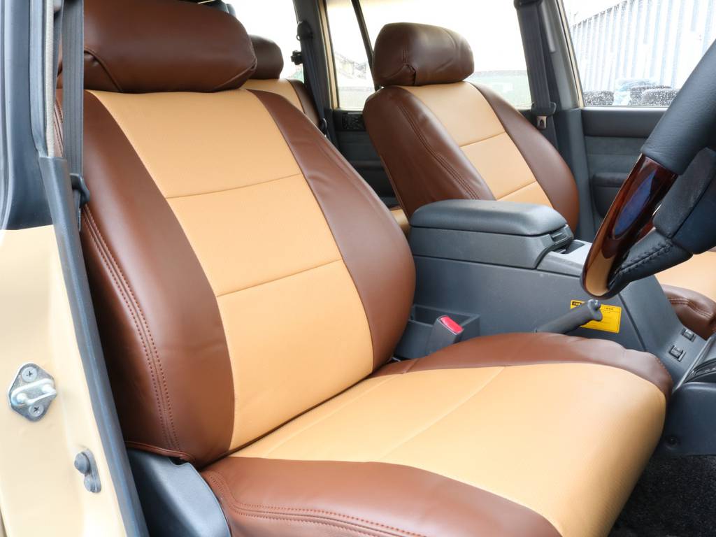 運転席も目立つヘタリ無くキレイに保たれております☆