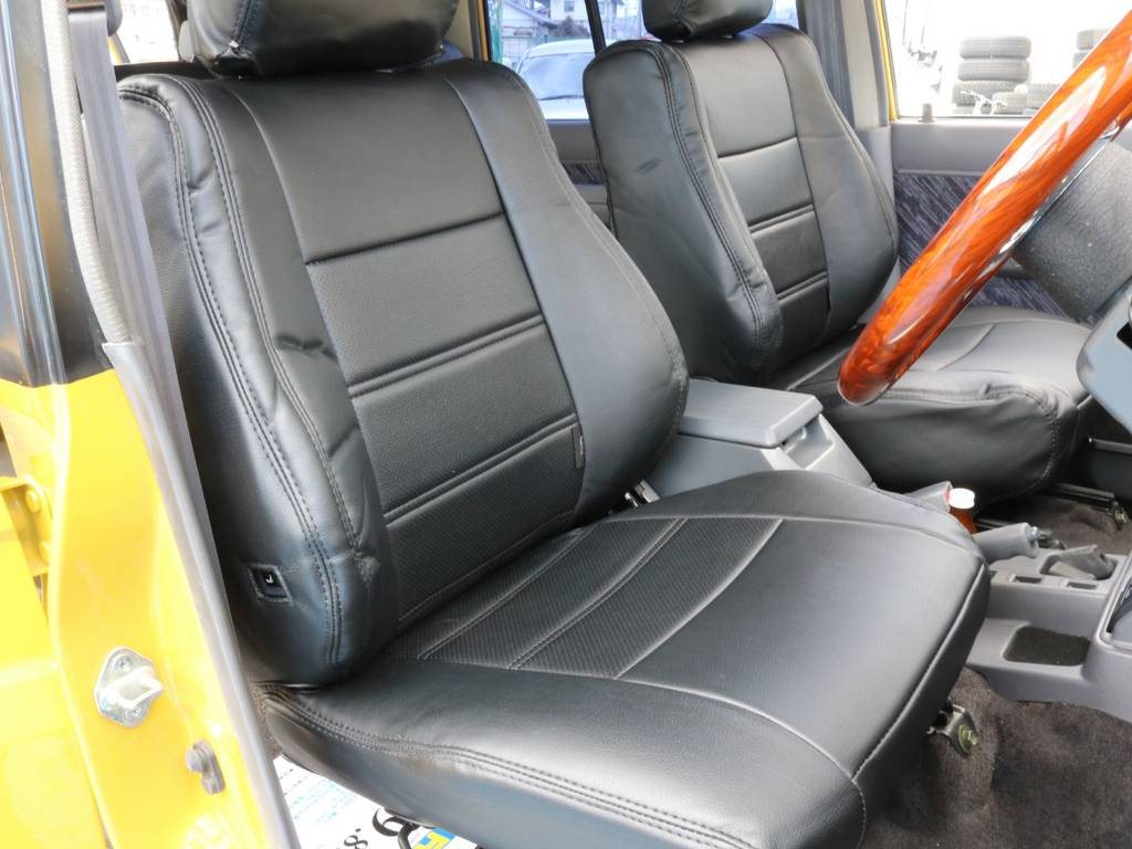 運転席も目立つヘタリ無くキレイに保たれております☆