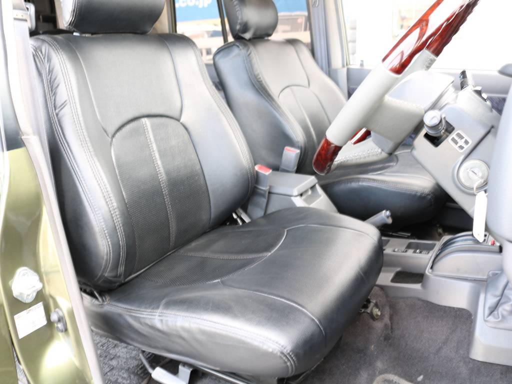 運転席も目立つヘタリ無くキレイに保たれております☆