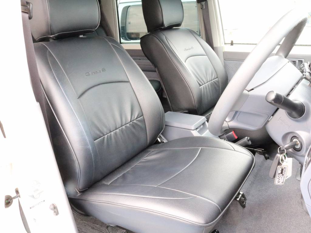 運転席も目立つヘタりなくキレイに保たれております☆