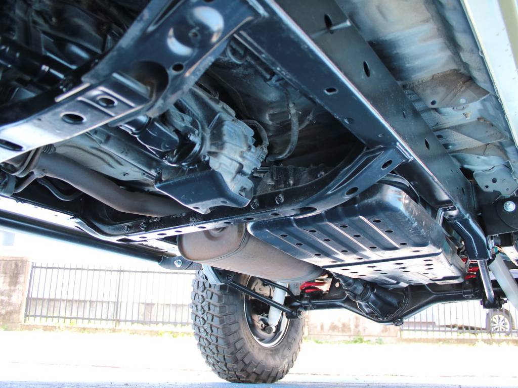 下回りは高圧洗浄後防錆パスターにてキレイに仕上げてあります☆