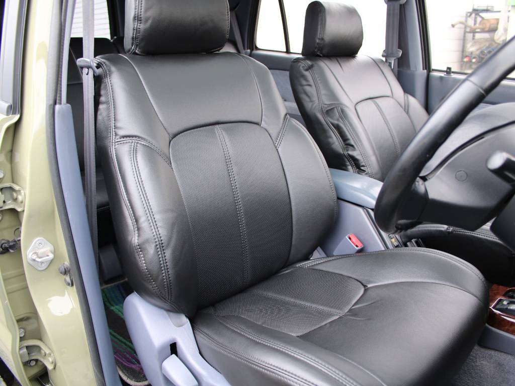 運転席も目立つヘタリ無くキレイに保たれております☆