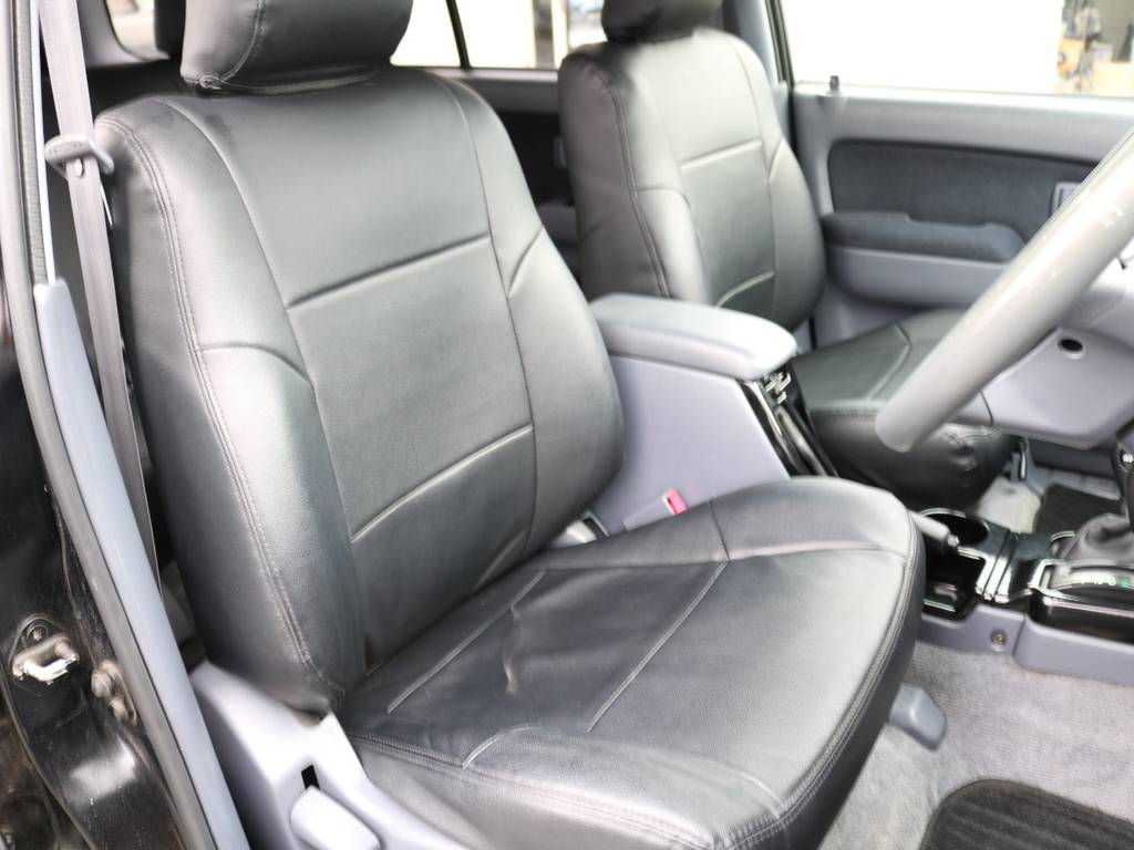 運転席は目立つヘタりなくキレイに保たれております☆