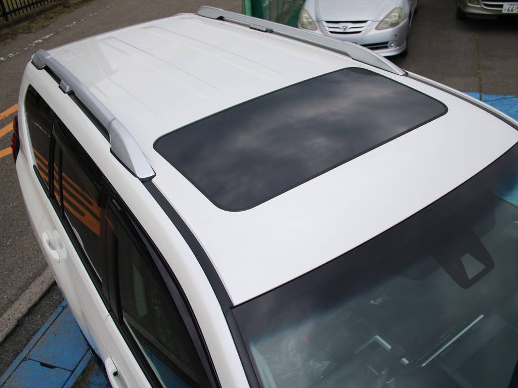 ルーフ面も新車なのでキレイに保たれております☆
