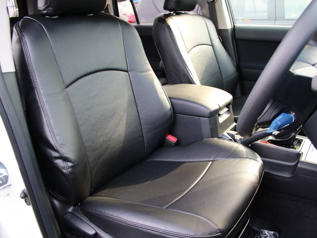 運転席は新車なのでキレイに保たれております☆