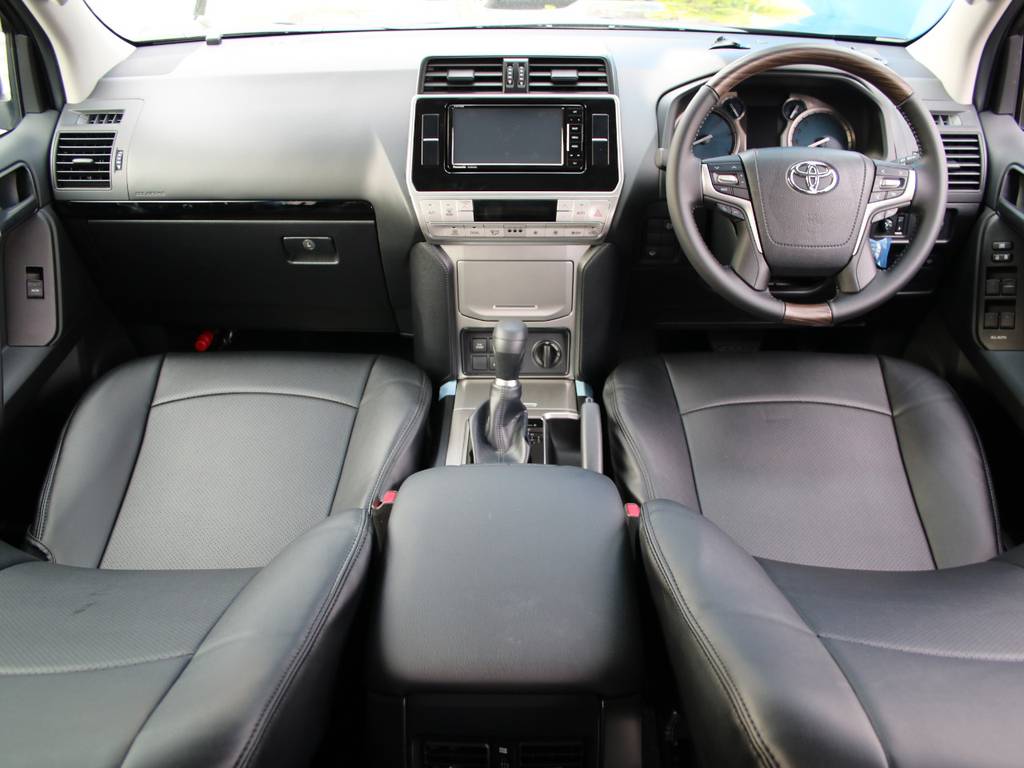 内装グレー基調☆新車なのでキレイに保たれております☆新品シートカバー☆