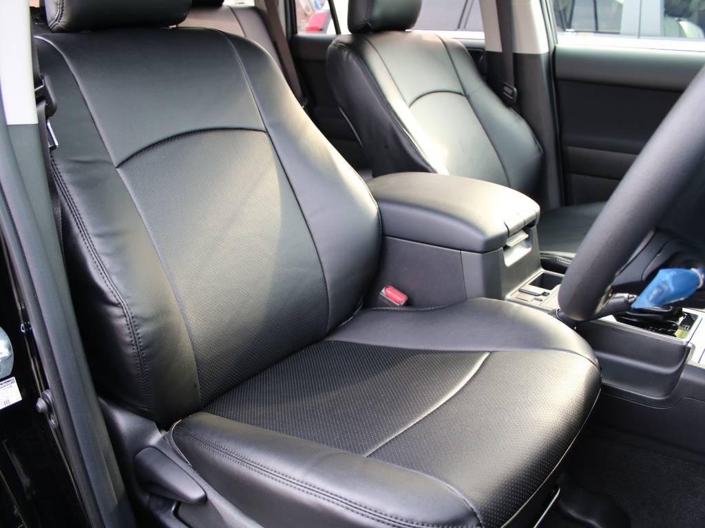 運転席は新車なのでキレイに保たれております☆