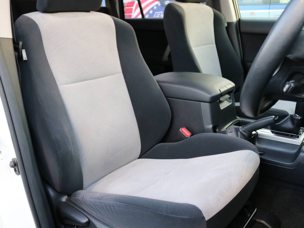 運転席も目立つヘタリ無くキレイに保たれております☆