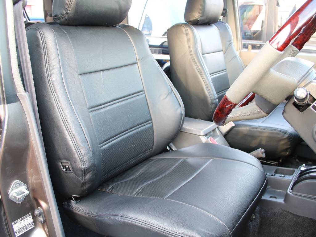 運転席も目立つヘタりなくキレイに保たれております☆