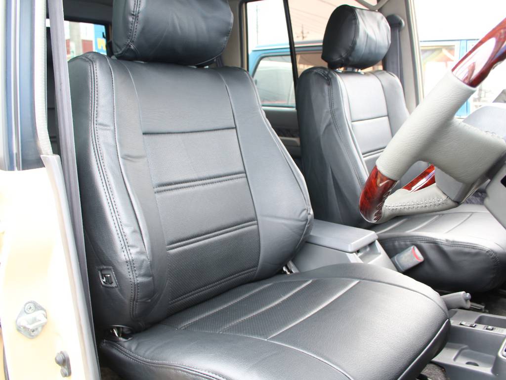 運転席も目立つヘタリ無くキレイに保たれております☆