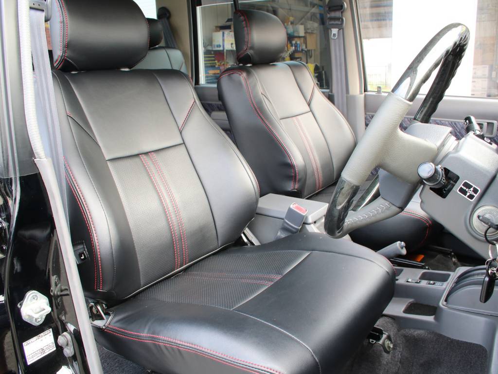 運転席も目立つヘタリ無くキレイに保たれております☆