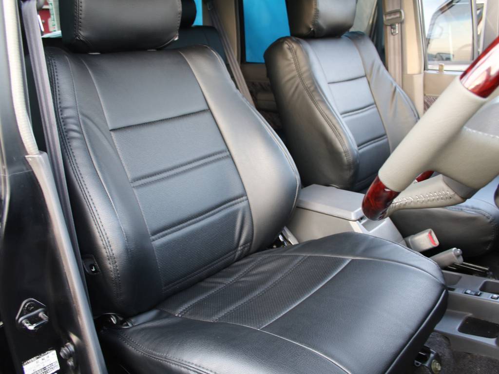 運転席も目立つヘタリ無くキレイに保たれております☆