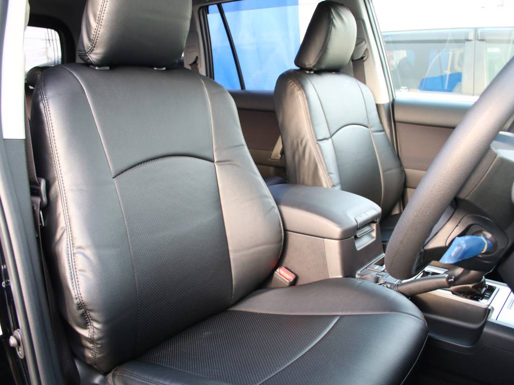 運転席も目立つヘタリ無くキレイに保たれております☆