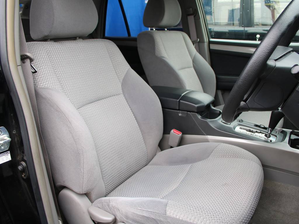 運転席も目立つヘタリ無くキレイに保たれております☆