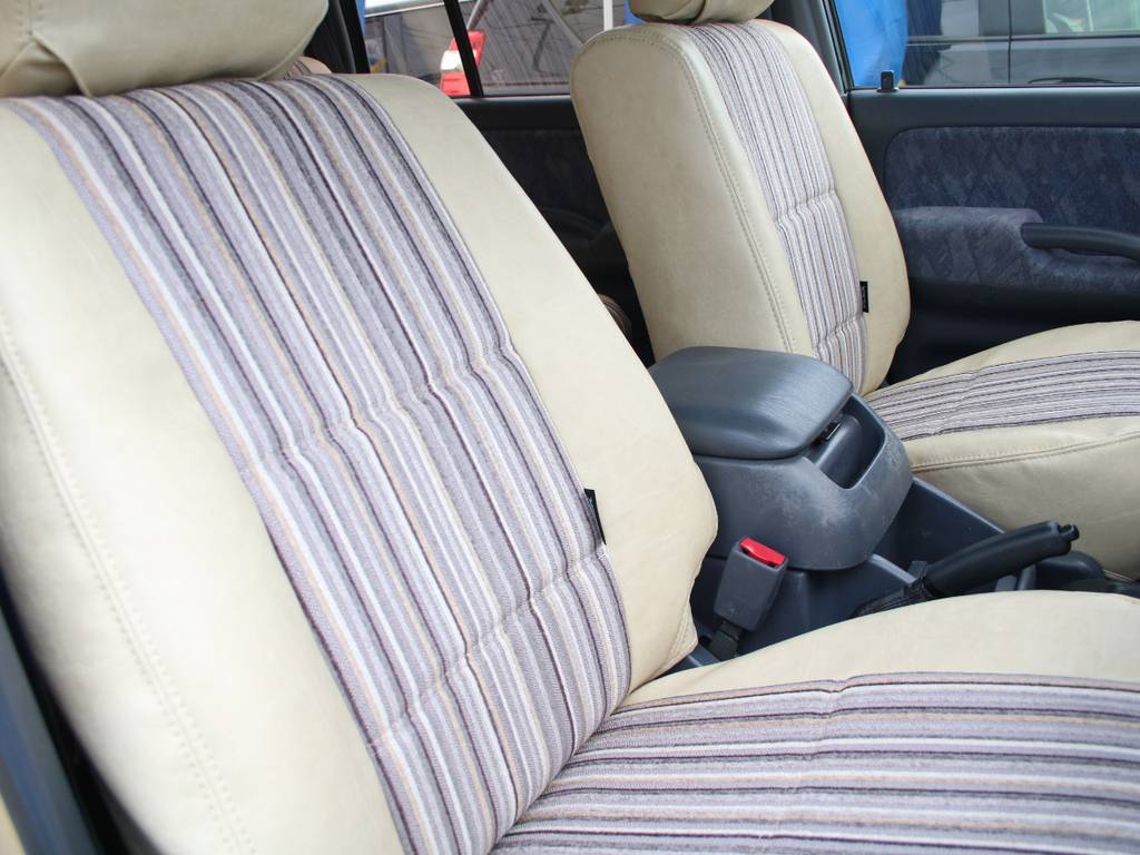 運転席は目立つヘタりなくキレイに保たれております☆