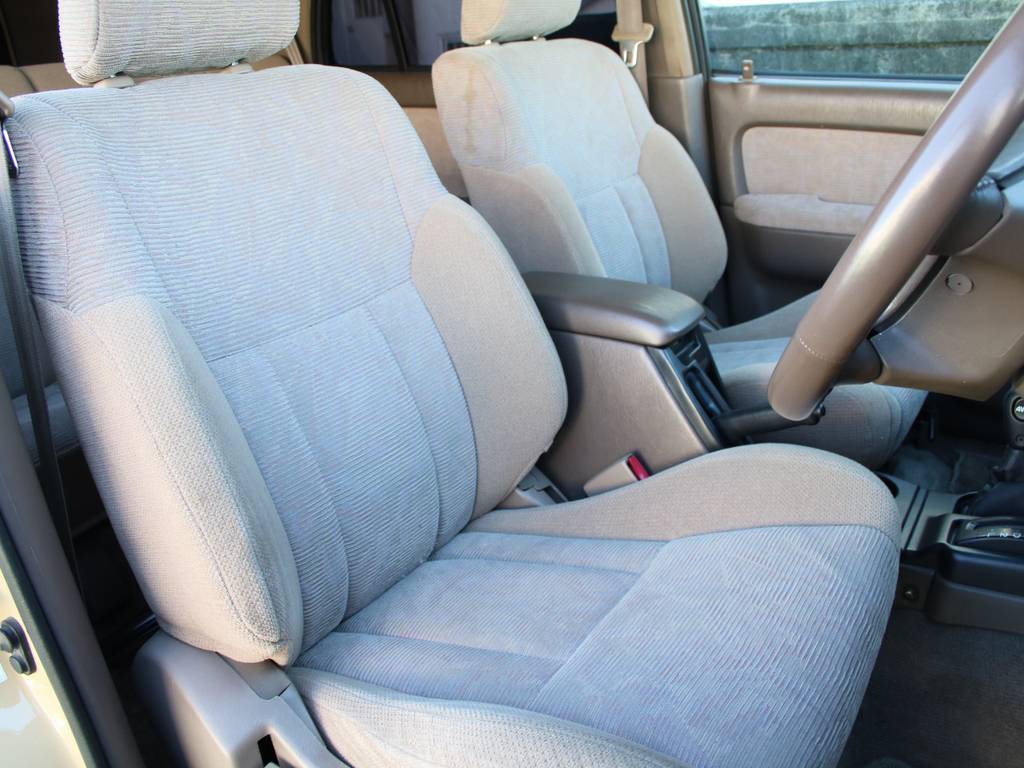 運転席は目立つヘタりなくキレイに保たれております☆